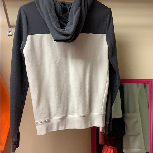 VS Pink pullover gray pink and white, with hood. - Picture 2 of 2